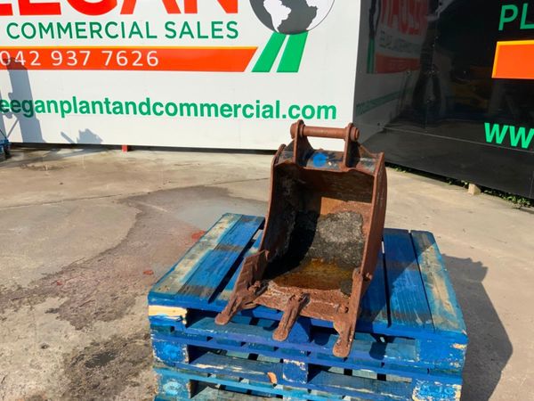 18" JCB MINI DIGGING BUCKET.....40mm PINS.....19w 357187419