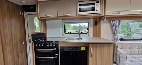 Lunar Quasar x4 berth caravan 357393311