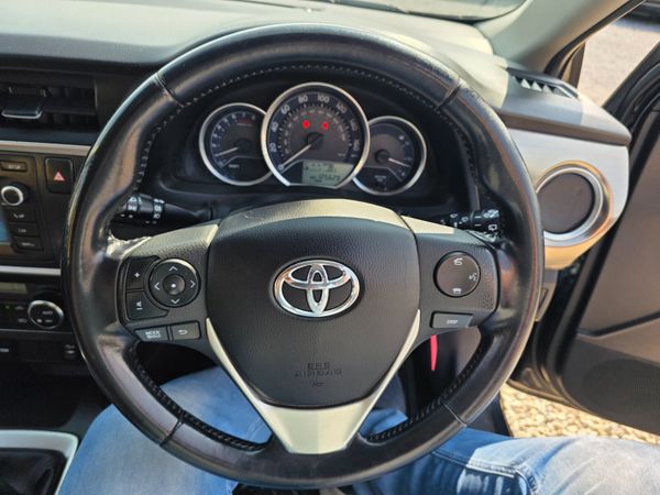 Toyota Auris 2015 357485235