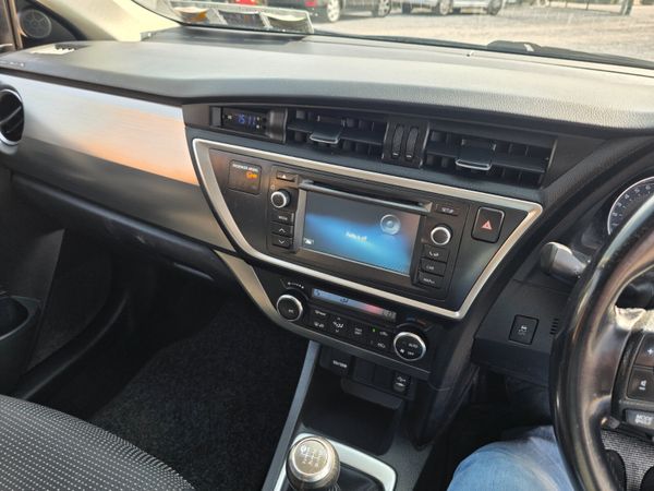 Toyota Auris 2015 357485237