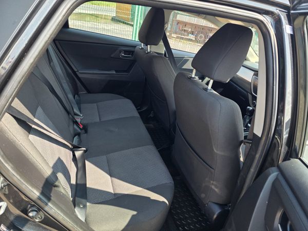 Toyota Auris 2015 357485238