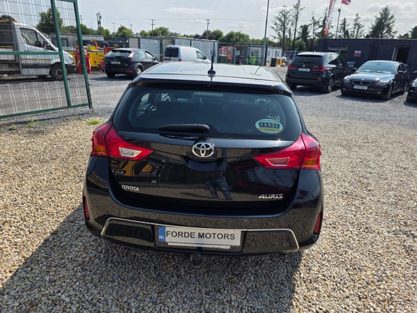 Toyota Auris 2015 357485241