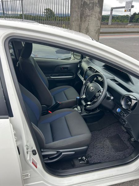 Toyota Aqua Hybrid auto 357482434