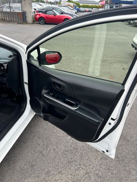 Toyota Aqua Hybrid auto 357482439