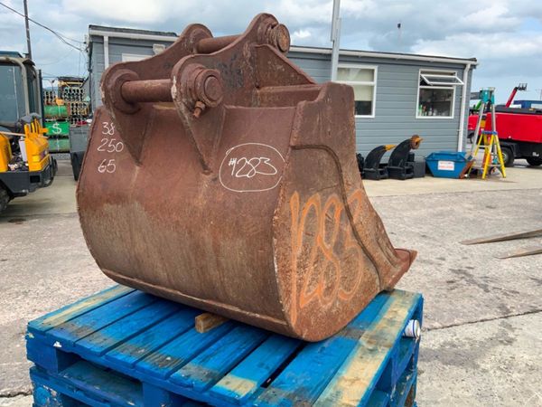 36" DIGGING BUCKET......65mm PINS........1283t. 357516494