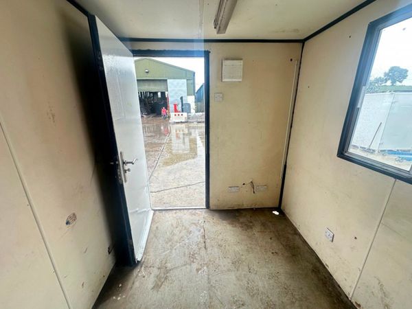 9 X 7 ...SITE OFFICE SECURITY HUT  CABIN ....4566 357517933