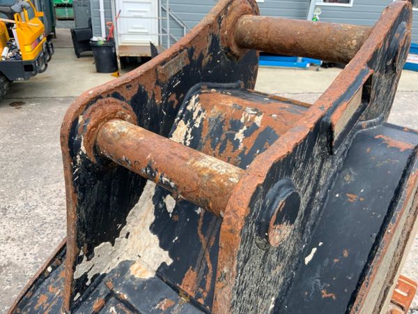 24" HILL DIGGING BUCKET...65mm PINS...........121 357513210