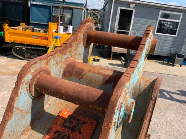24" EUROFAB DIGGING BUCKET.....65mm PINS....1279t. 357786820