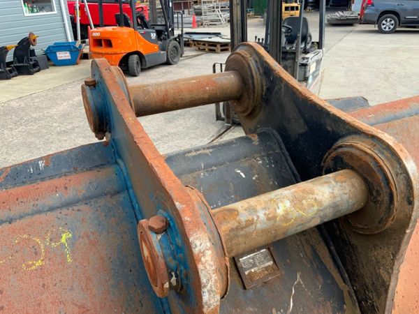 84" STRICKLAND GRADING BUCKET....80mm PINS....1273 357798693