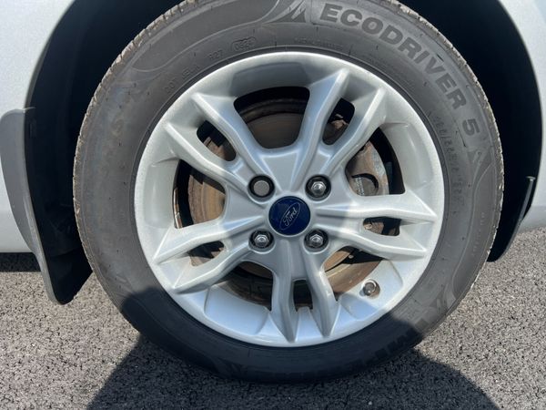 2015 (152) Ford Fiesta Zetec 1.25 Petrol 357883374