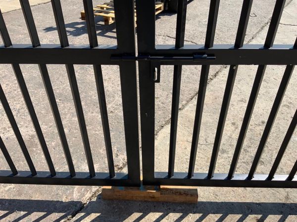 UNUSED 4.0mts ENTRANCE GATES & POSTS...3394. 358013077