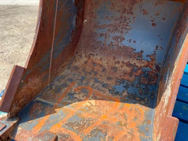 24" STRICKLAND BUCKET........45mm PINS.......1278 358112444
