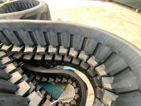 UNUSED 400 x 72.5 x 76 RUBBER TRACKS........4072. 358384109
