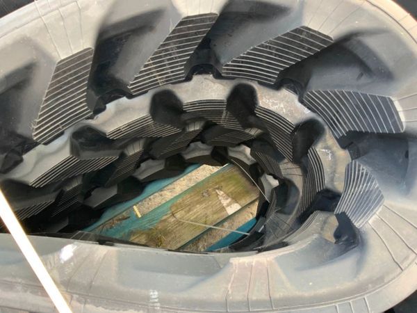 UNUSED 400 x 72.5 x 76 RUBBER TRACKS........4072. 358384117