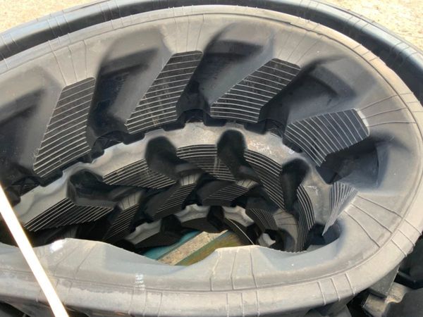 UNUSED 400 x 72.5 x 76 RUBBER TRACKS........4072. 358384118