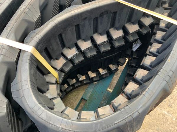 UNUSED 400 x 72.5 x 76 RUBBER TRACKS........4072. 358384119