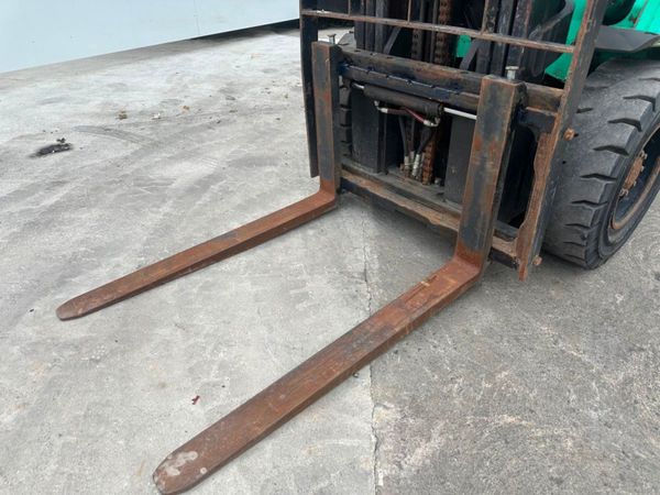 2009 MITSUBISHI 3 TON FORKLIFT....3 STAGE MAST 358695360