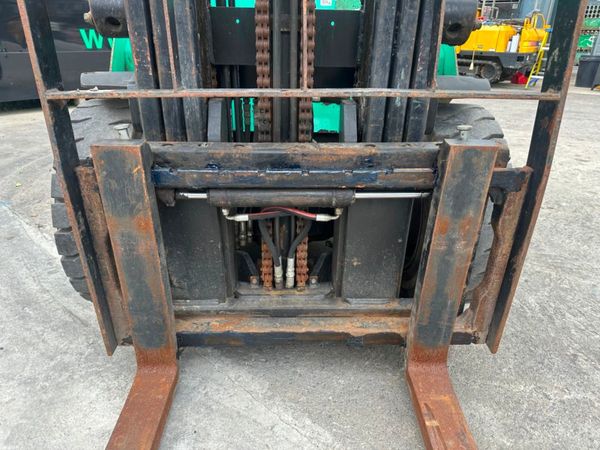 2009 MITSUBISHI 3 TON FORKLIFT....3 STAGE MAST 358695361