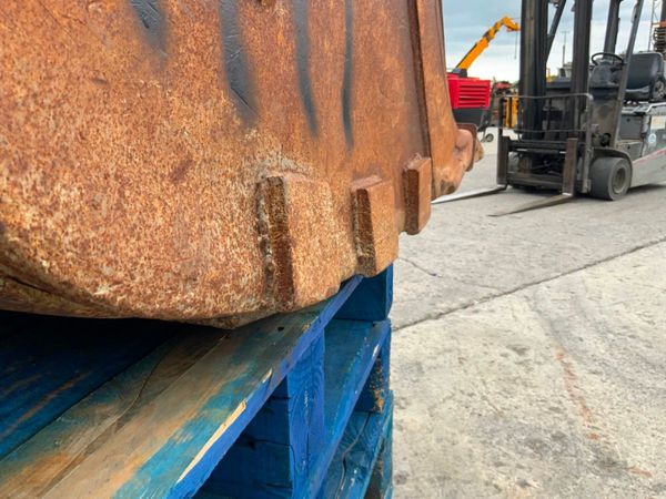 48" JCB DIGGING BUCKET.....80mm PINS.......1191t. 359390615