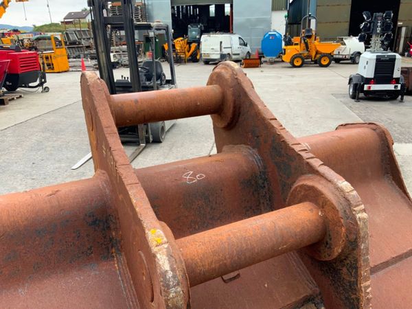 48" JCB DIGGING BUCKET.....80mm PINS.......1191t. 359390617