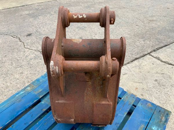 18" DIGGING BUCKET..........50mm PINS.........195 359493068