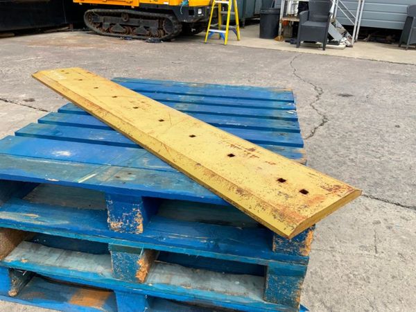 1.8mts CUTTING EDGE BLADE / WEAR PLATE. 359502248