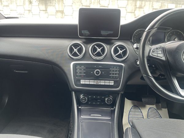 2017 MERC A180 (S117) 359511071