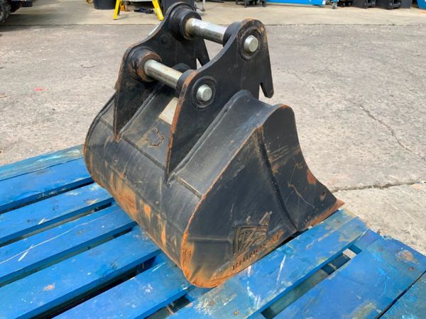 UNUSED 18" RHINOX  BUCKET......35mm PINS....212w. 359602802
