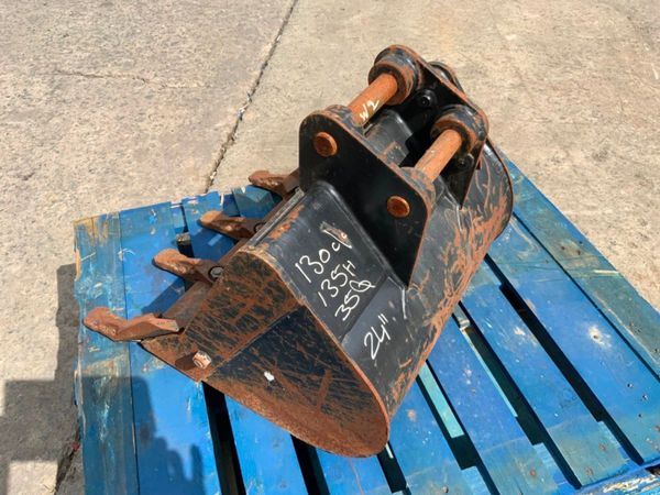 24" JCB MINI DIGGER BUCKET...35mm PINS........215 359603354