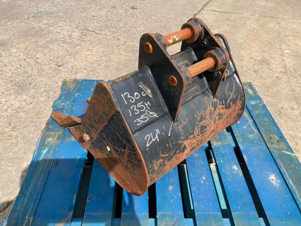 24" JCB MINI DIGGER BUCKET...35mm PINS........215 359603356