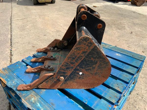 24" JCB MINI DIGGER BUCKET...35mm PINS........215 359603357
