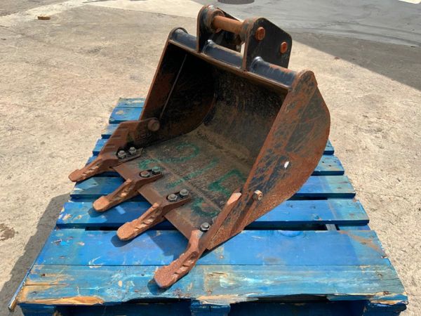 24" JCB MINI DIGGER BUCKET...35mm PINS........215 359603358