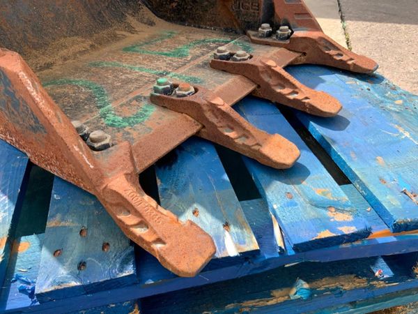 24" JCB MINI DIGGER BUCKET...35mm PINS........215 359603351