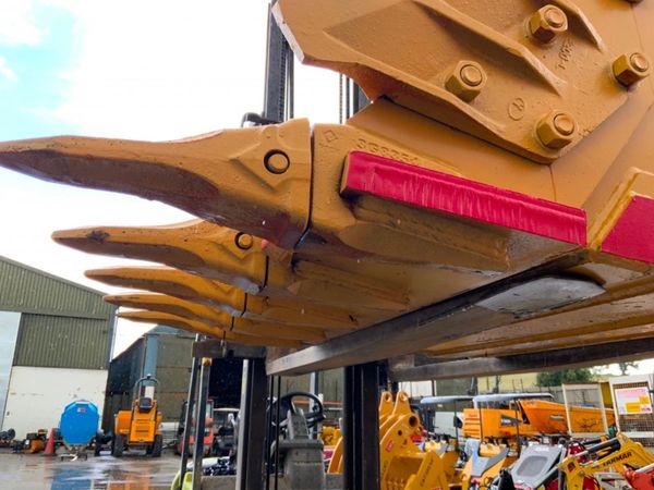 UNUSED 48" DIGGING BUCKET......80mm pins.....1973. 359618246