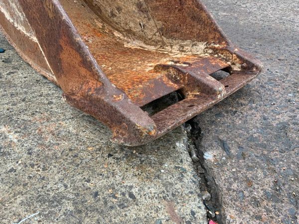 24" CATERPILLAR BUCKET........65mm PINS......187w. 359929436