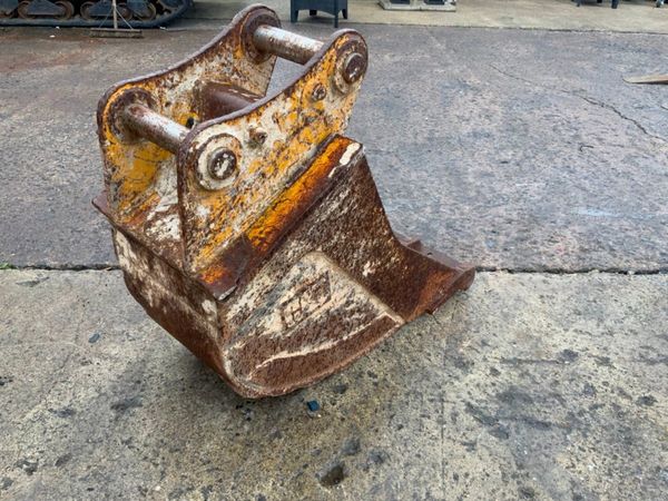 24" CATERPILLAR BUCKET........65mm PINS......187w. 359929438