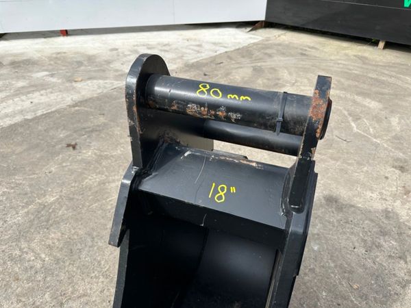 UNUSED 18" DIGGING BUCKET...80mm PINS...1041j. 350826308