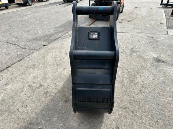 UNUSED 18" DIGGING BUCKET...80mm PINS...1041j. 350826311