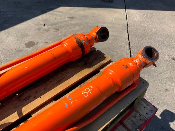 HITACHI EX135 MAIN BOOM HYDRAULIC RAMS. 351015805