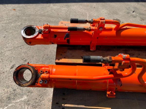 HITACHI EX135 MAIN BOOM HYDRAULIC RAMS. 351015808