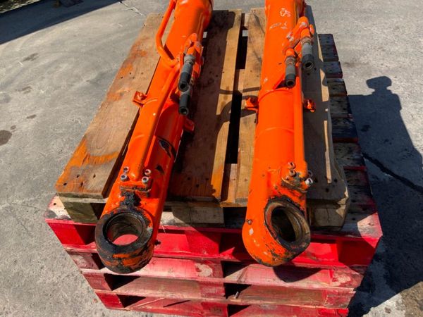 HITACHI EX135 MAIN BOOM HYDRAULIC RAMS. 351015801