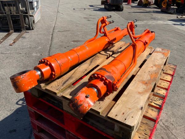 HITACHI EX135 MAIN BOOM HYDRAULIC RAMS. 351015802