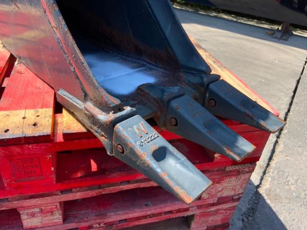 UNUSED 12" DIGGING BUCKET.....45mm PINS....898a. 351015839
