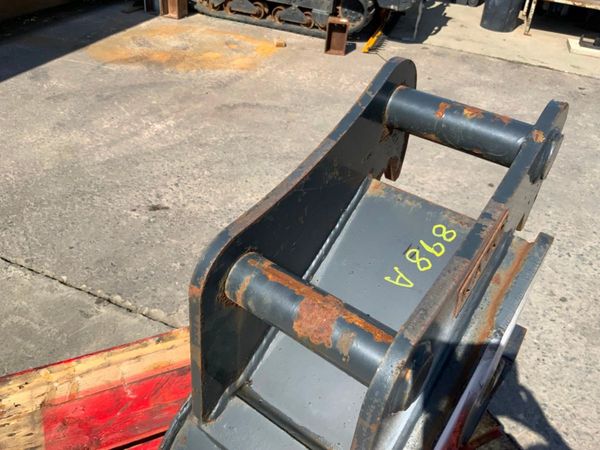 UNUSED 12" DIGGING BUCKET.....45mm PINS....898a. 351015842