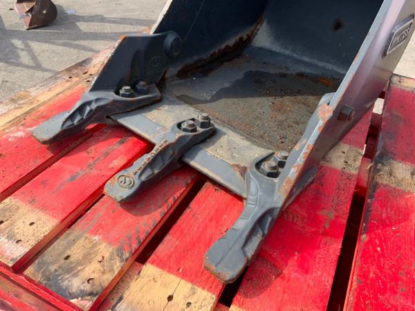 UNUSED 18" DIGGING BUCKET....45mm PINS....898b. 351279220