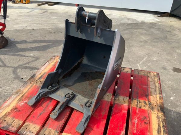 UNUSED 18" DIGGING BUCKET....45mm PINS....898b. 351279221