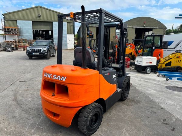 DOOSAN 3 TON CONTAINER SPEC FORKLIFT 351422057