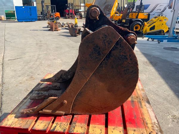 24" JCB 3CX DIGGING BUCKET...45mm PINS...598v. 352184325