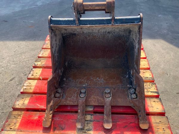 24" JCB 3CX DIGGING BUCKET...45mm PINS...598v. 352184330