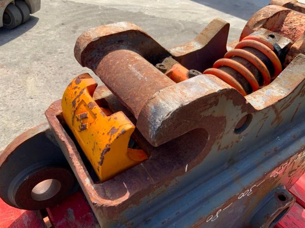 TEFRA HILL QUICK HITCH.......80mm PINS.......412v. 352307744